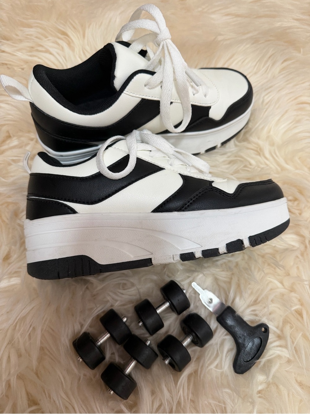 Kids wheel Platform Lace-Up Sneakers 4 size - Black & White - Picture 1 of 6